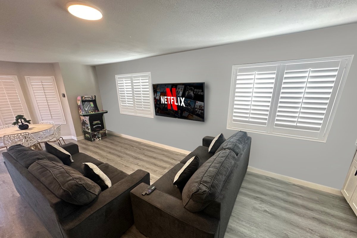 Vegas Versailles – 2 Story House 7 Bed 3 Bath Pool gallery image 2