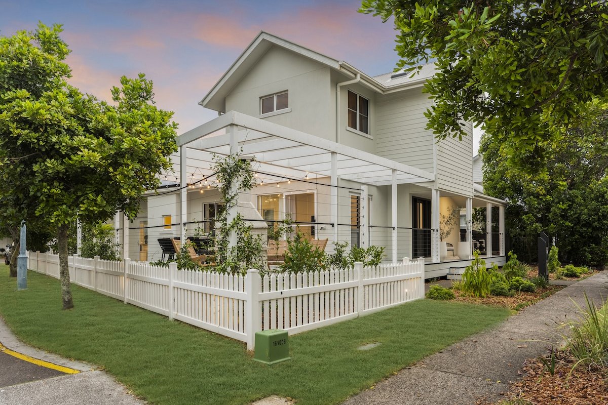 Modern Beach Oasis: Marcoola gallery image 2