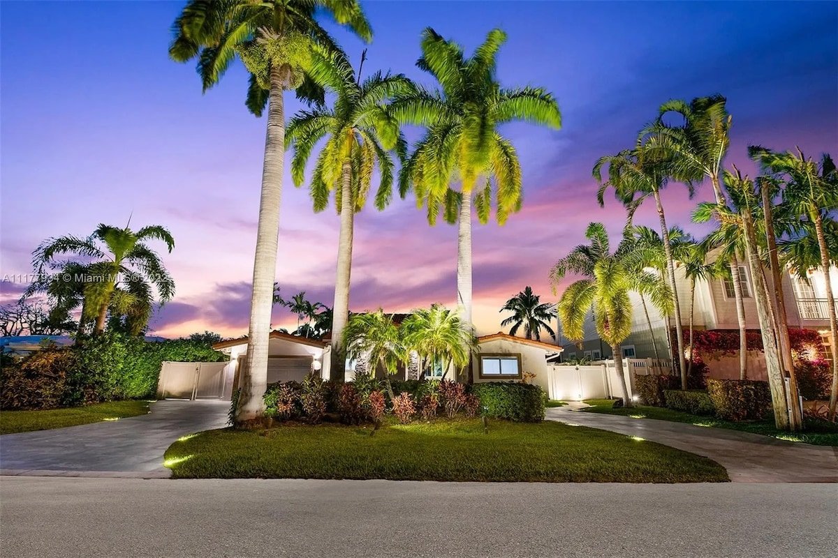 Modern – Heated pool – intercostal views gallery image 3