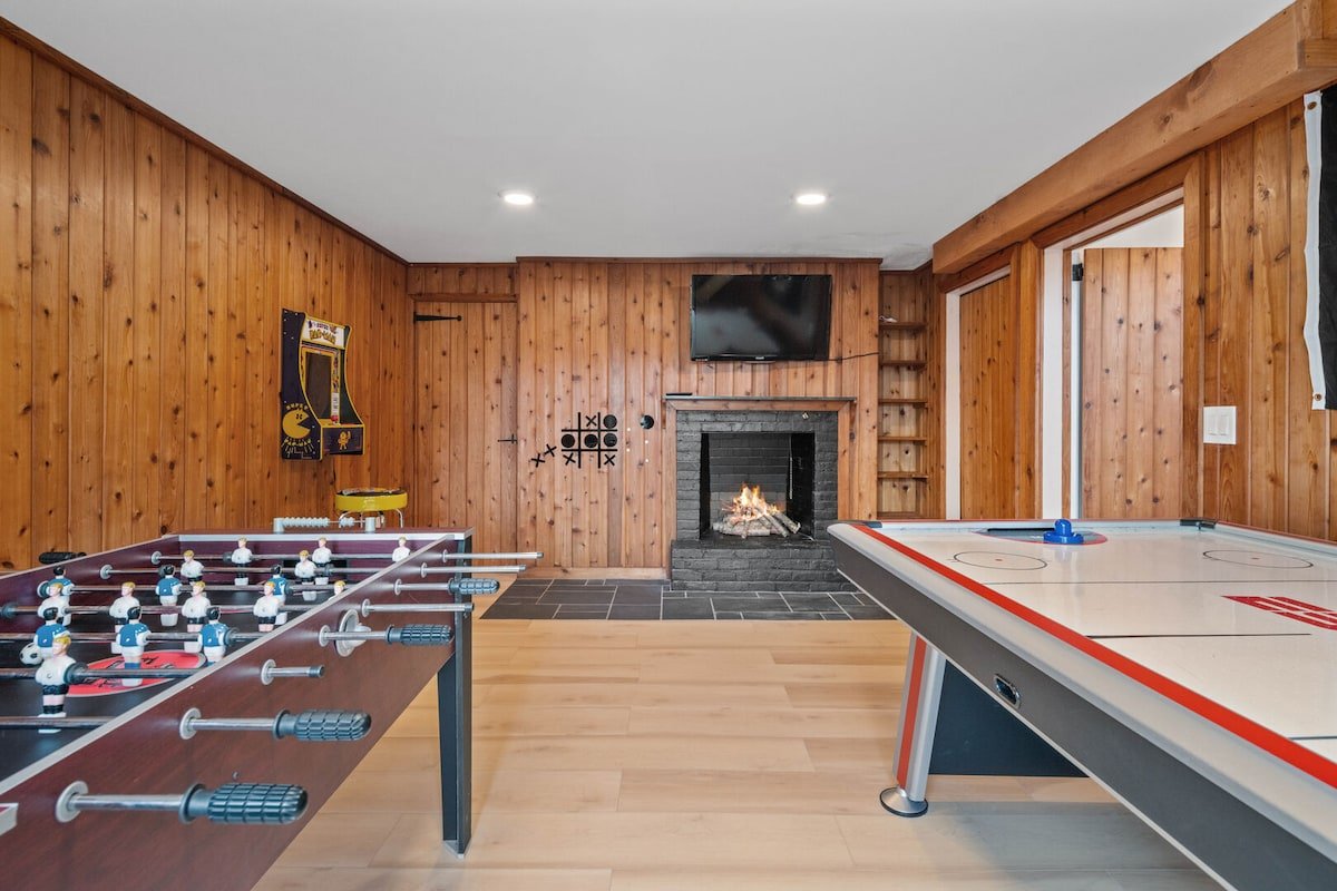 Private setting with hiking trails, sleeps 13, a/c gallery image 5