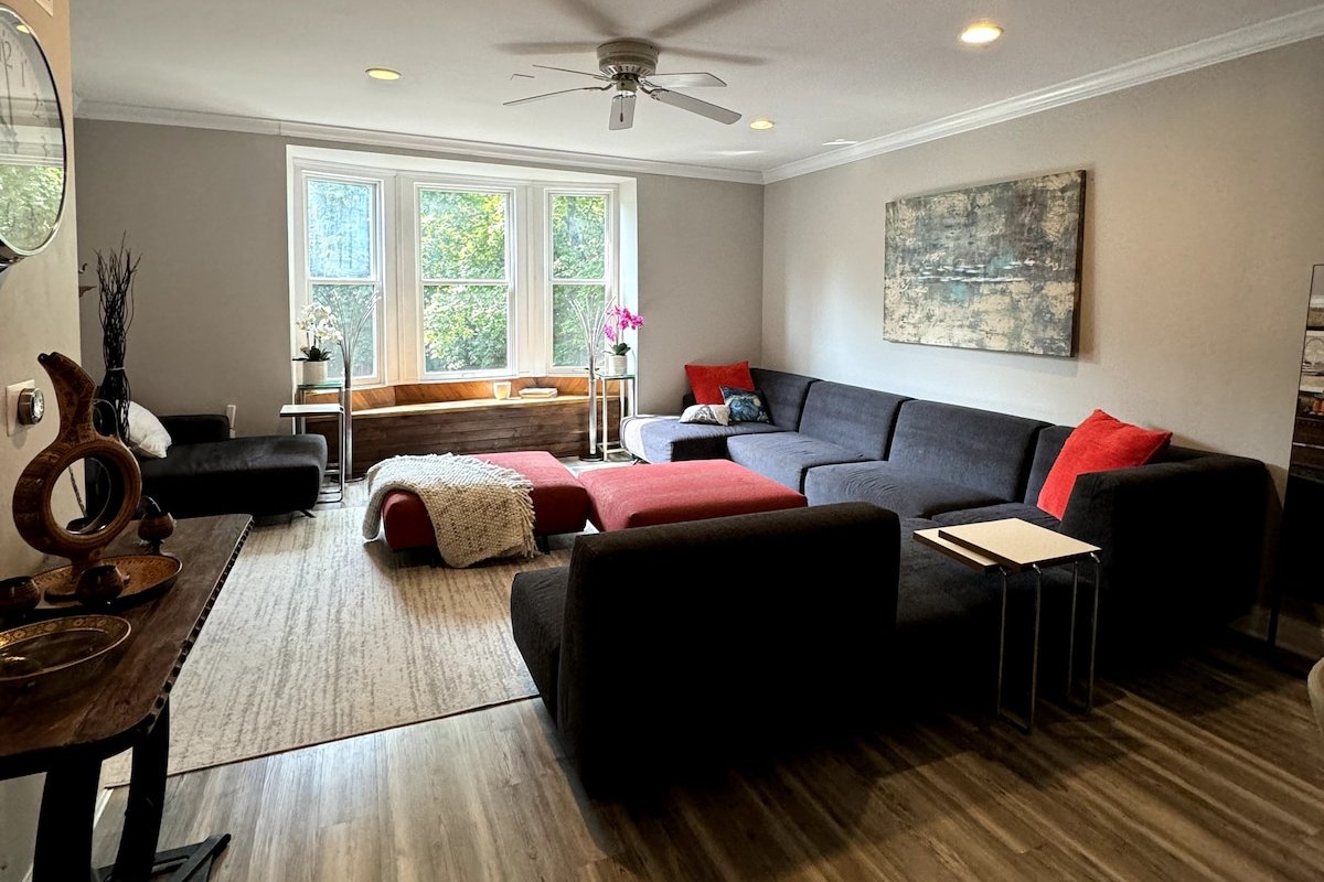 Luxury Lincoln Park Retreat 2BR 2LR Dublex gallery image 2