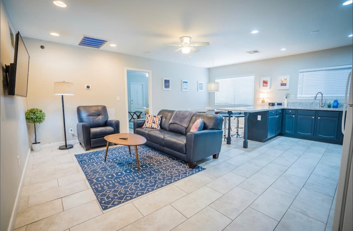 Modern/Vintage Home Getaway & near Strip gallery image 3