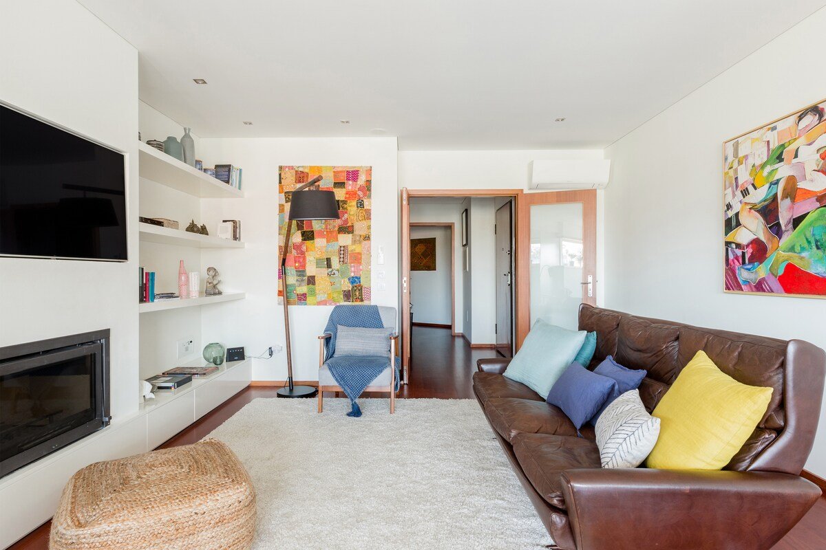 Exceptional Penthouse with Metro at the Doorstep gallery image 3