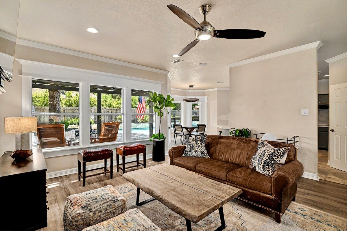 Beautiful And Pristine Gated Home with Pool! gallery image 3