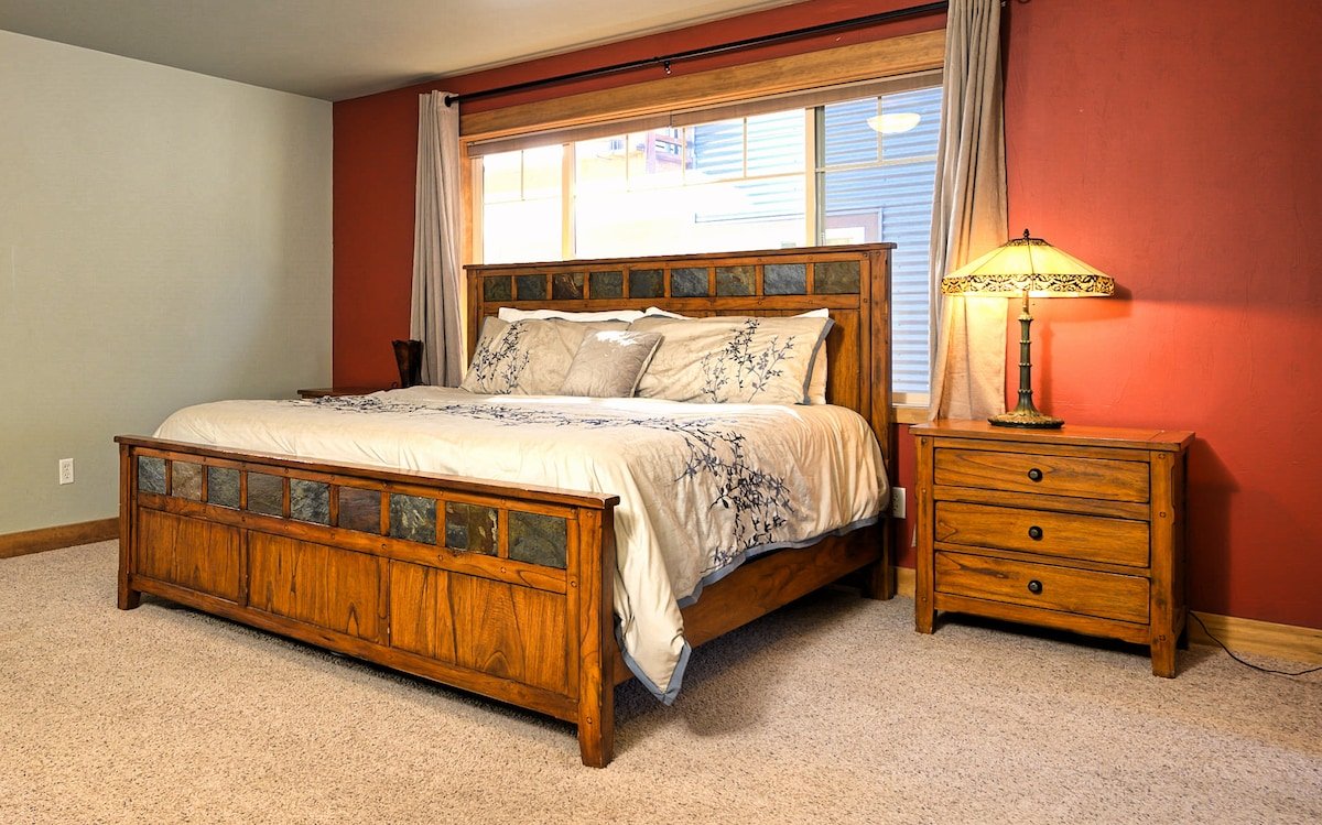 Smack Dab in the Middle of Bozeman! gallery image 3