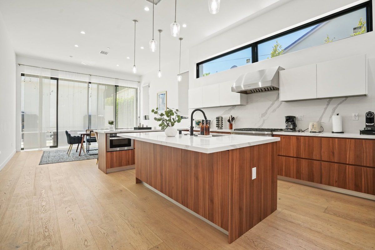 Pet Friendly 3BR Luxury Home w/ Private Yard gallery image 5