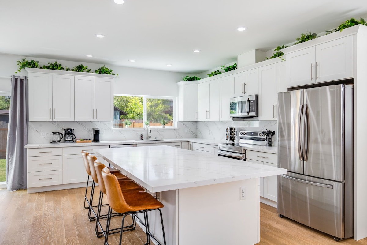 5B4BA SFH close to Airport w/EV charger, Backyard gallery image 3