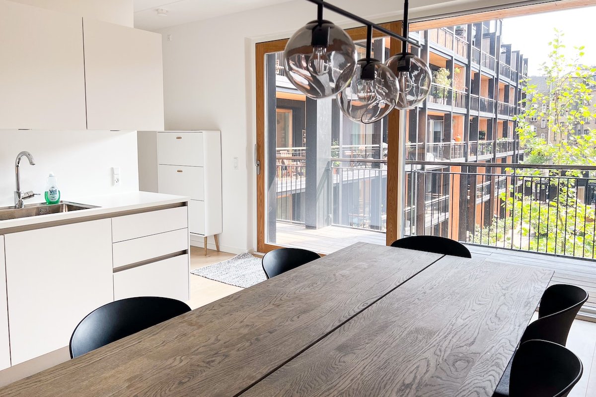 Minimalist 3-Bedroom Apt-Urban Comfort + Courtyard gallery image 3