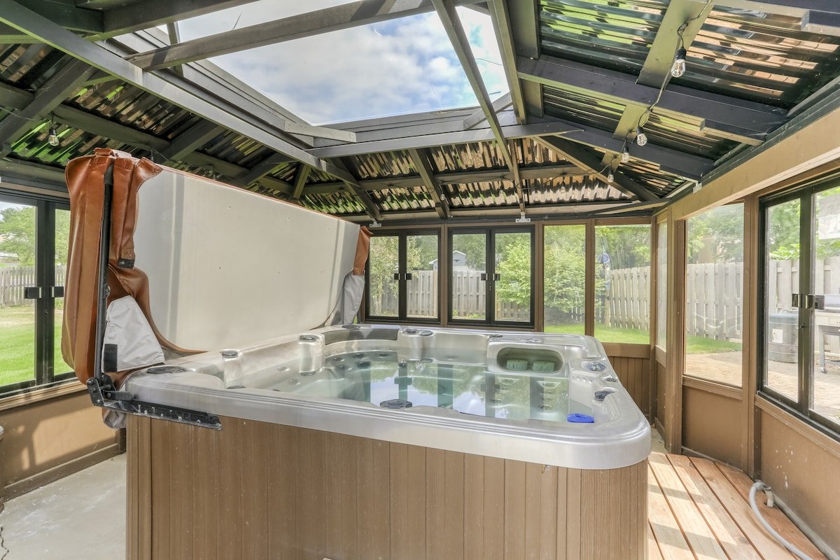 Spacious 5-BR Retreat: Oasis Getaway gallery image 3