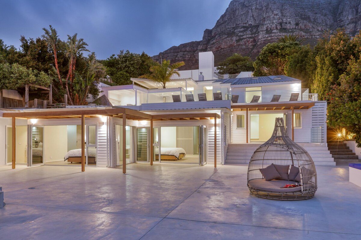 Two Views – 8 Bedroom Villa in Camps Bay & Hot Tub gallery image 4
