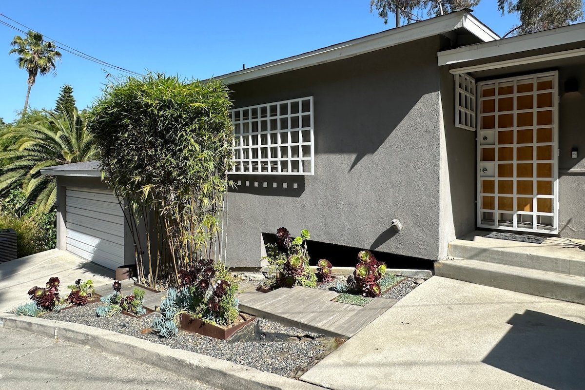 Highland Park Designer Home w/Massive Deck & Views gallery image 5