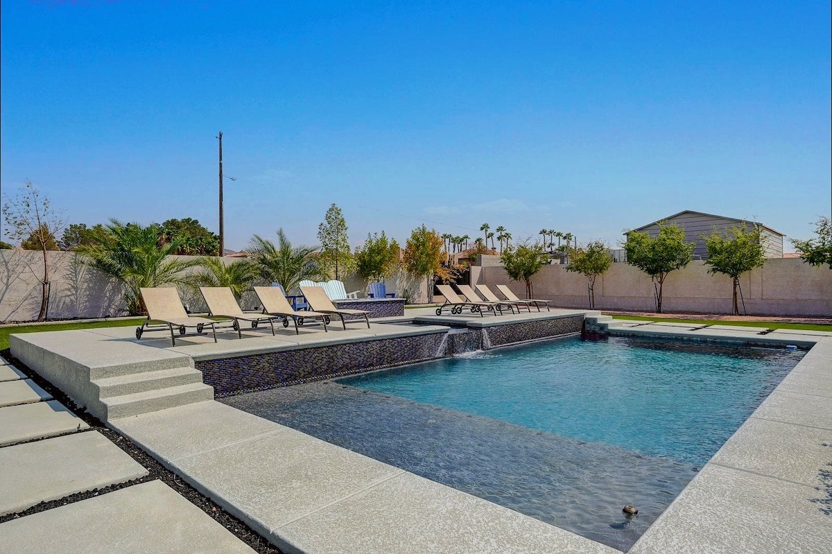 Vegas Luxury Villa, Pool, Spa, Games. Sleeps 2-12 gallery image 3