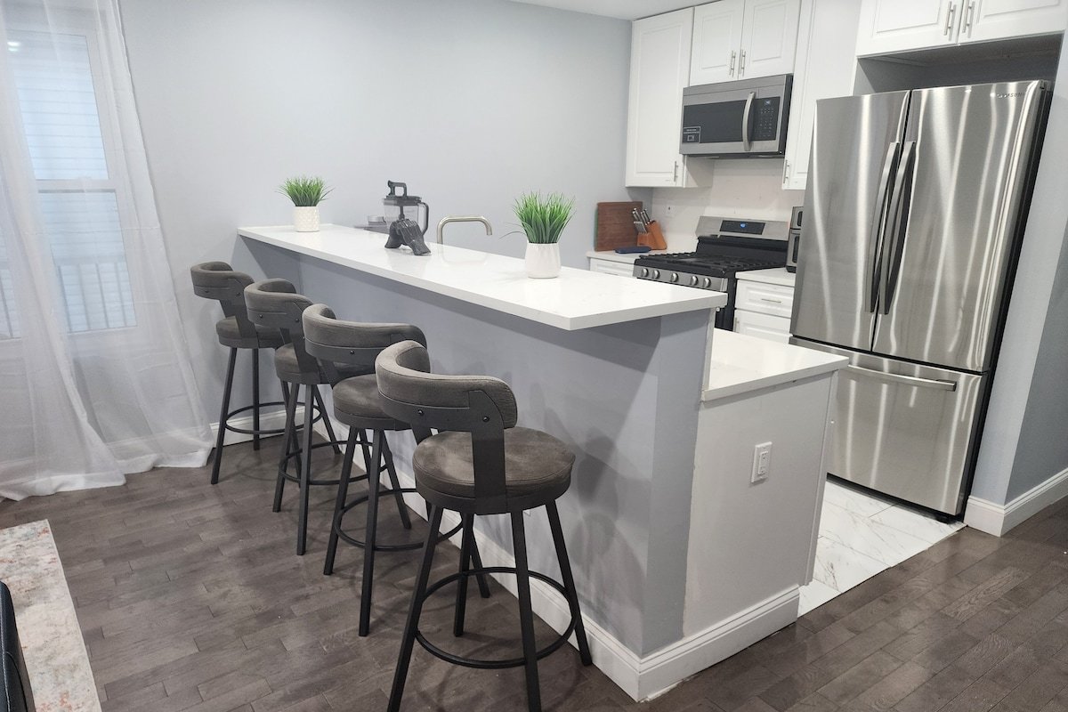 Huge 5BR in Best Location | 25 Min to NYC gallery image 5