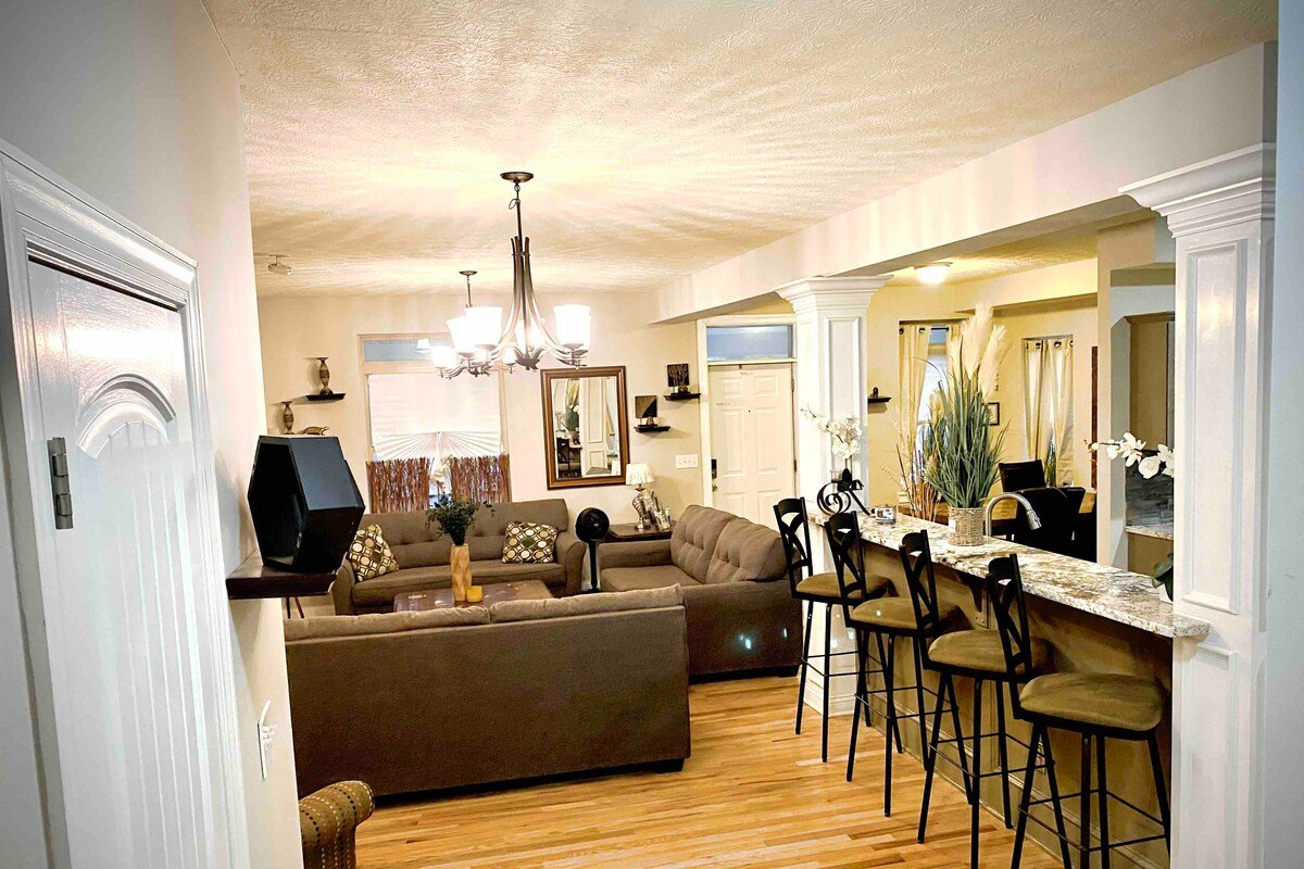 “Luxury Haven for Large Gatherings: 4BD/4BA” gallery image 4