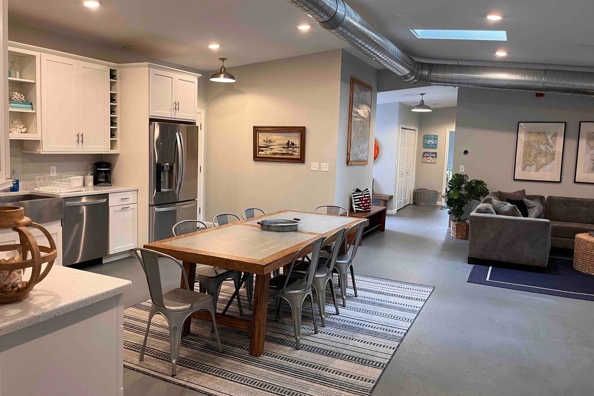 Steps from Beach, Cliff Walk, Minutes to Downtown!