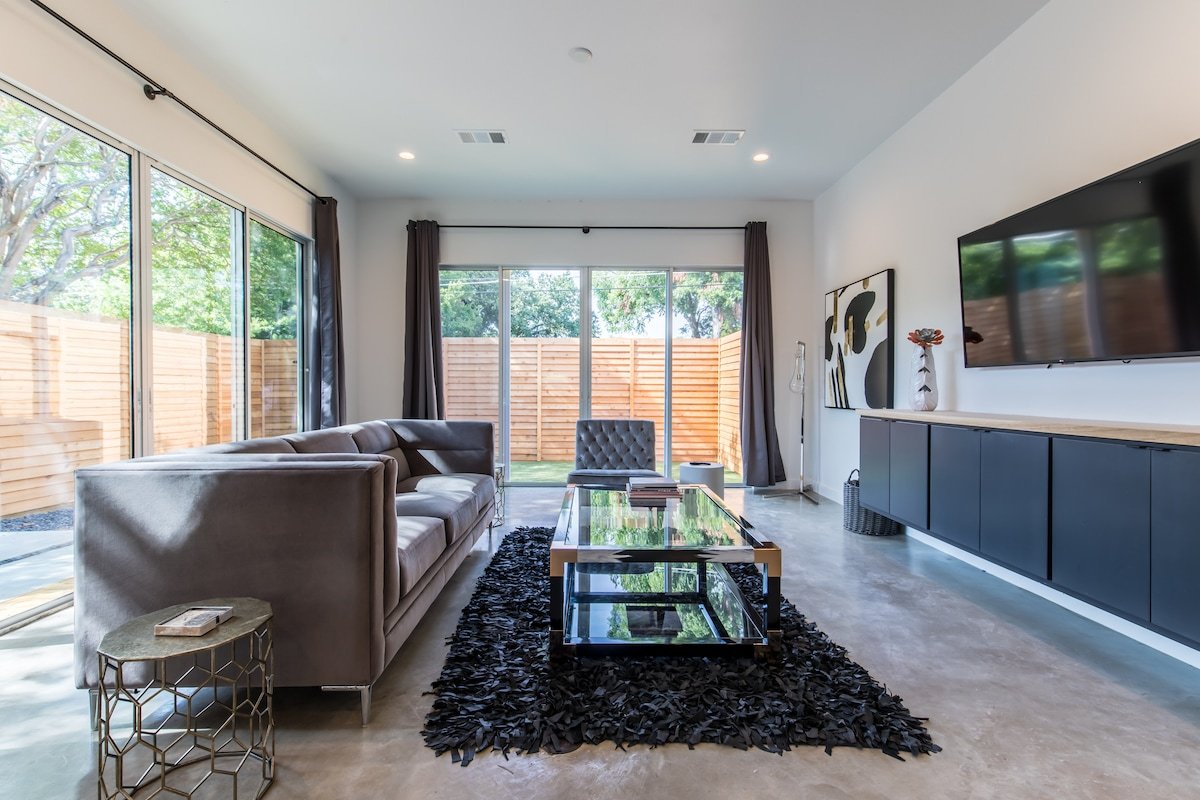 ☞Sleeps 16👈🏻Smart TVs in all Rooms | Keyless Entry gallery image 2