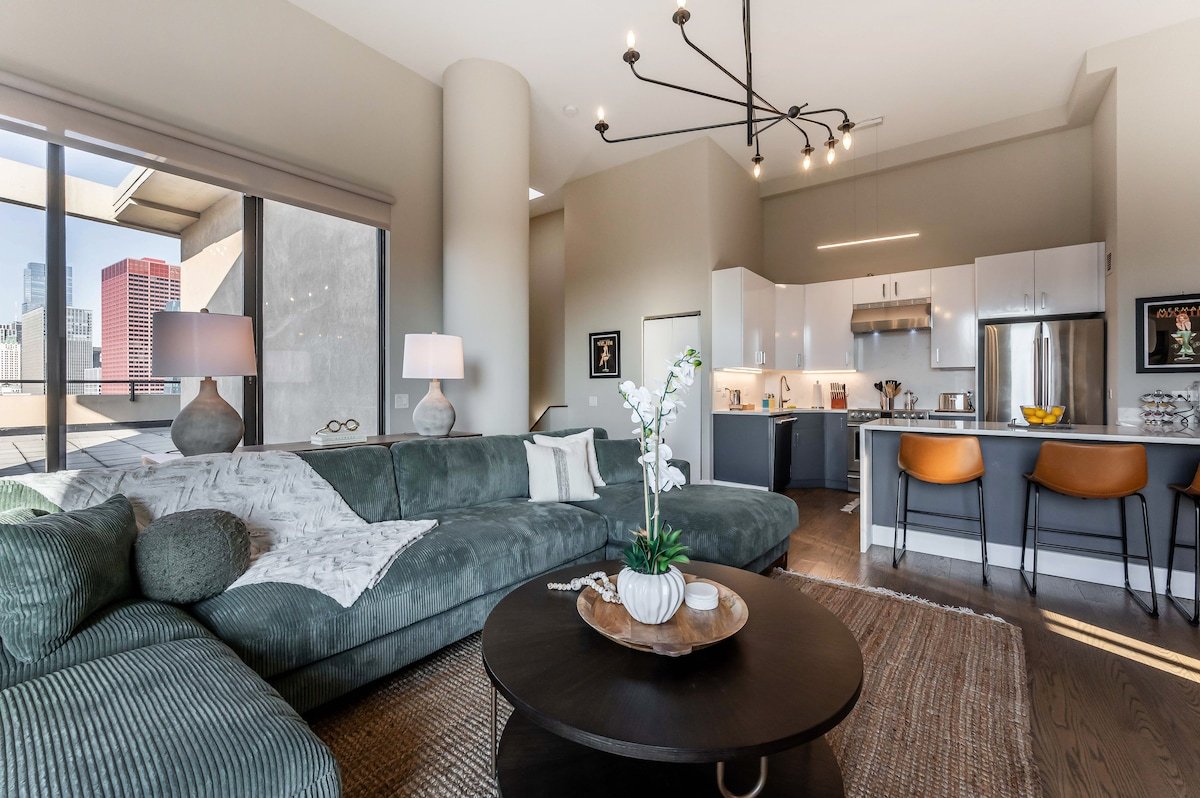 LUX Dtown Penthouses 9bd/9ba Sleep 25+Parking+Pool gallery image 2