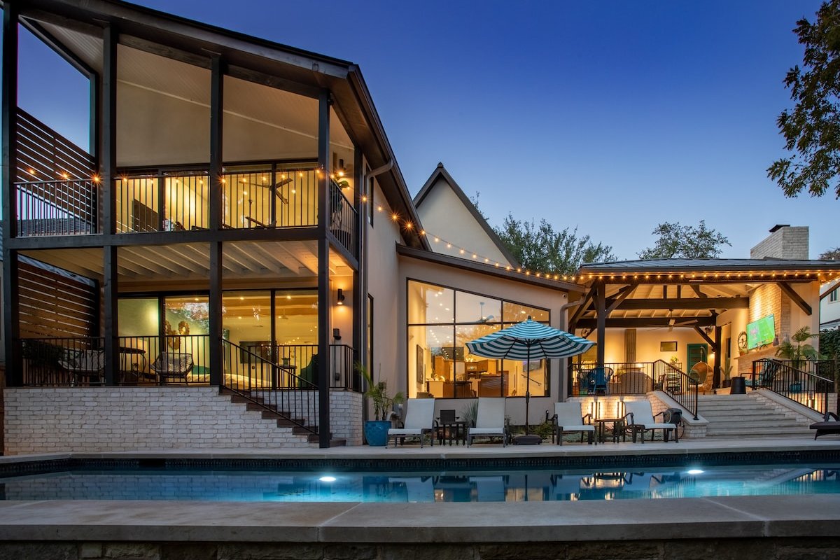 Luxury Home, Pool & Outdoor Living, 8 Min to DT gallery image 2