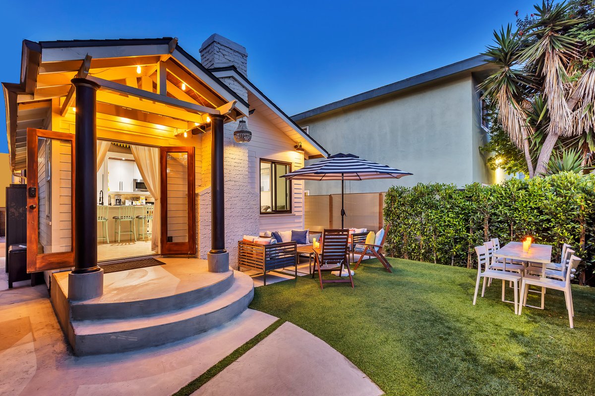 Friends & Family Beach Retreat -Steps to the Sand.