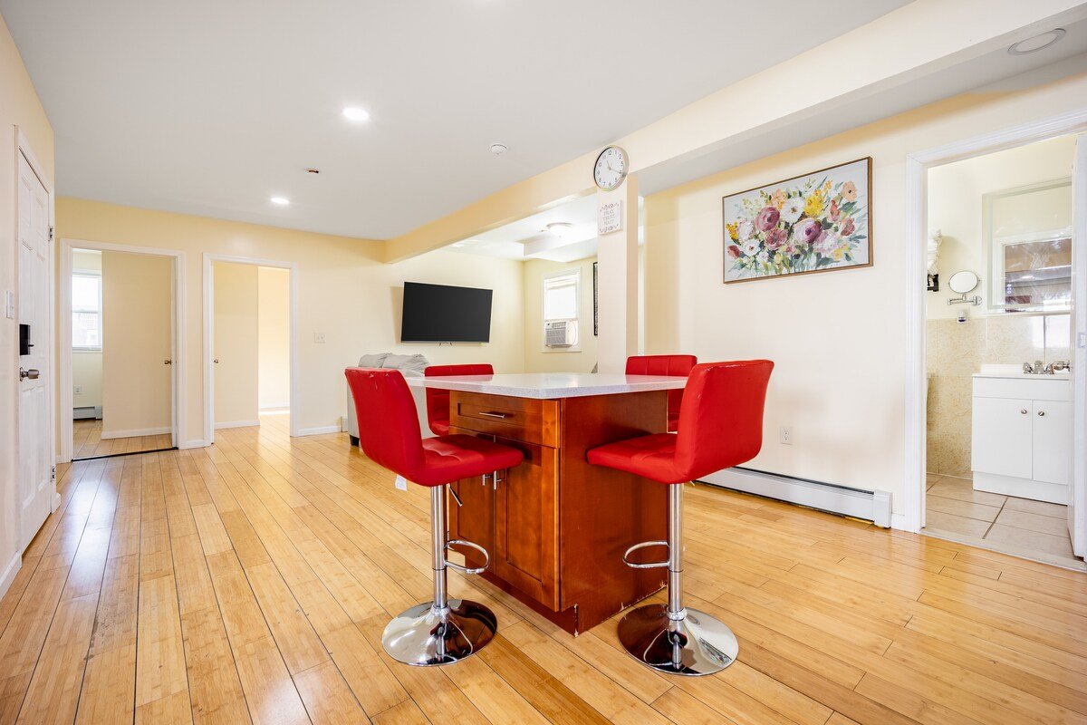 Prime Spot- 15 Mins to JFK/LGA & 5 mins to Subway! gallery image 4