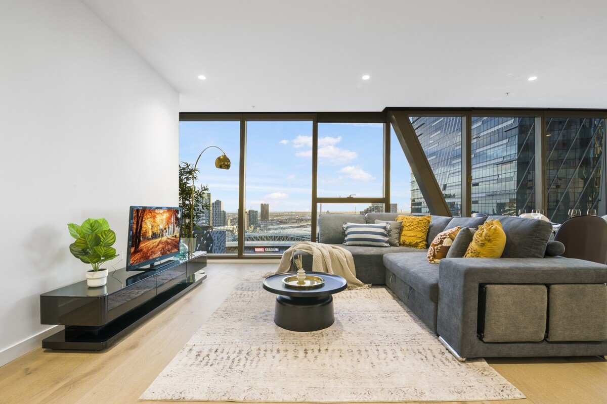 Fireworks! Harry – WSP 3B2B w Parking near Skybus! gallery image 4