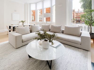 Spectacular Cadogan Square single-level flat w/AC