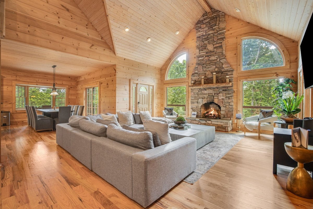 CozyEscape: Hot Tub,Fireplace, Firepit, Sleeps 14! gallery image 2