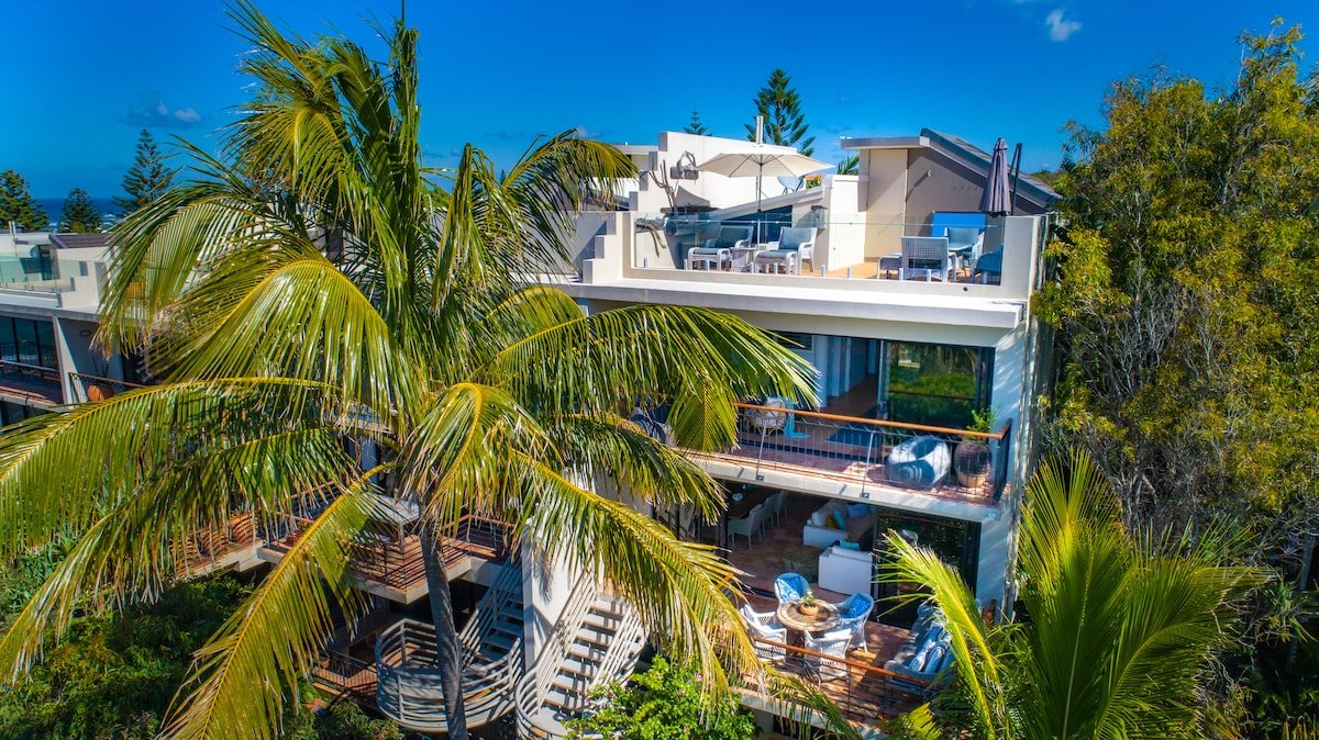 4 bedroom + 3 bathroom Villa by the Sea gallery image 2