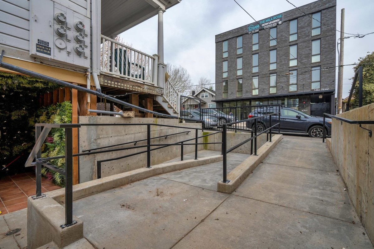 Mississippi Ave Compound | 7BR • Sleeps 14 gallery image 5