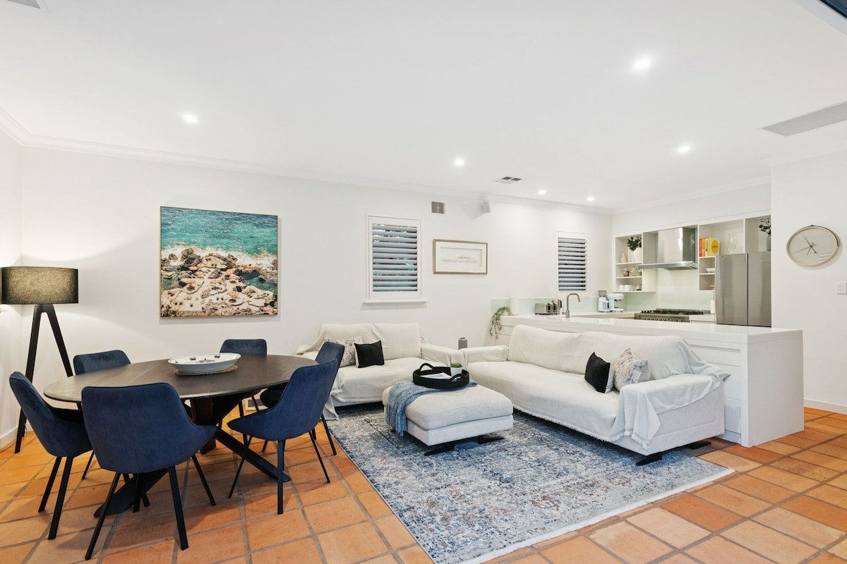 North Freo Retreat | Walk to Beach, River & Train gallery image 3