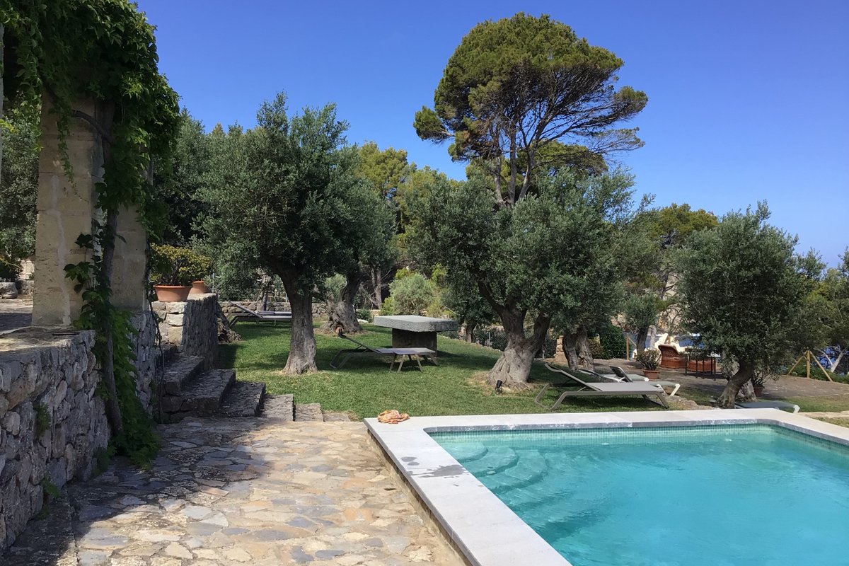 Exclusive Location with direct access to the Sea