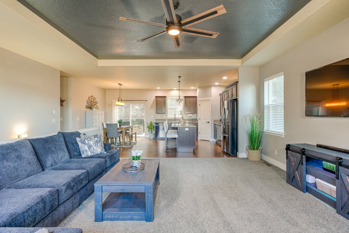 West Hills Getaway – prime location, amazing views