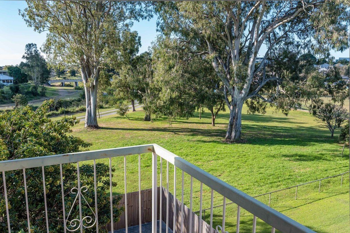 City Fringe Retreat Parkland Views gallery image 3