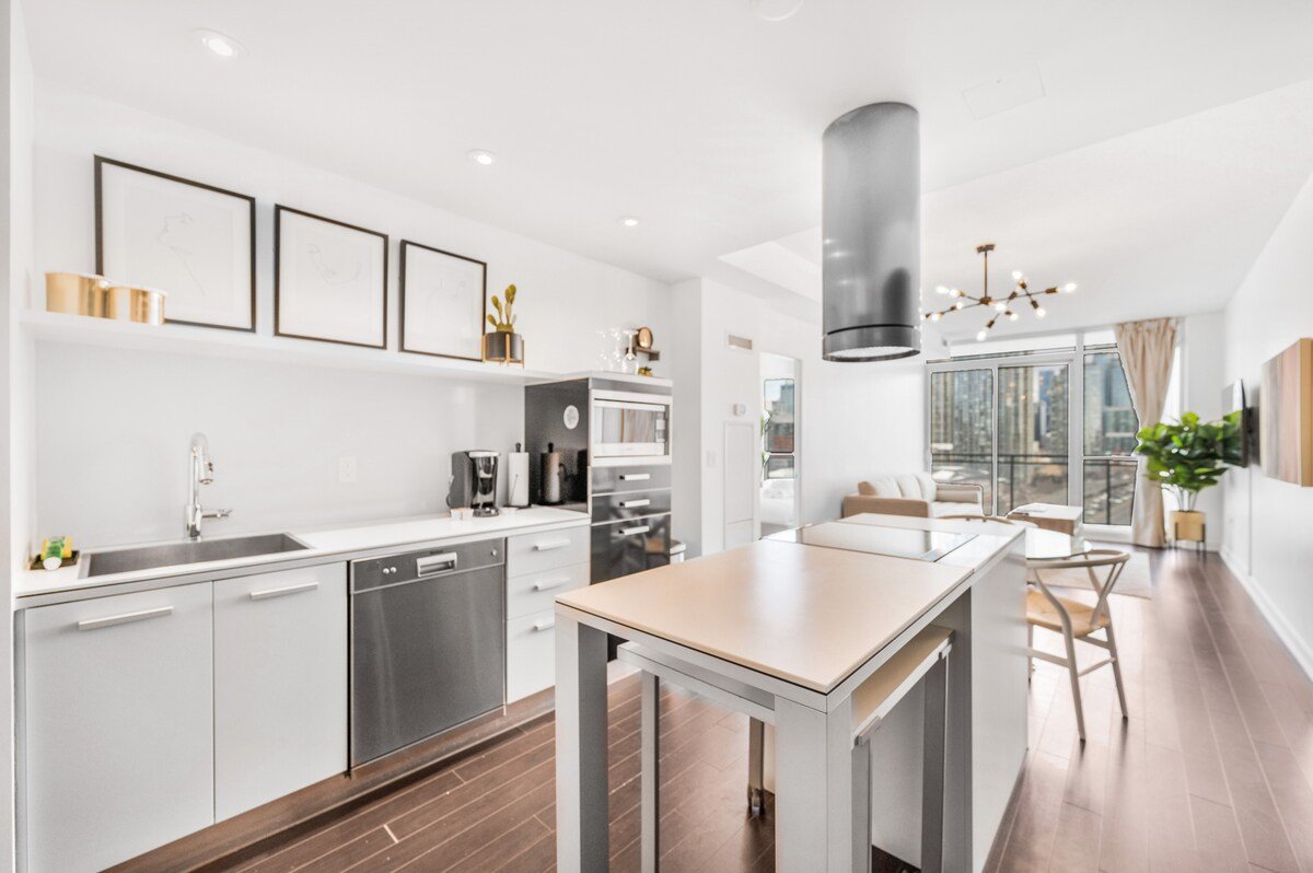 Spacious 2 BR Waterfront Condo w/ $1,000,000 View gallery image 5