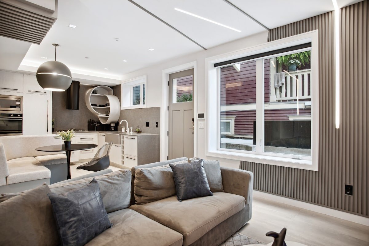 Luxury 2 Bedroom Downtown Beachside Unit gallery image 3