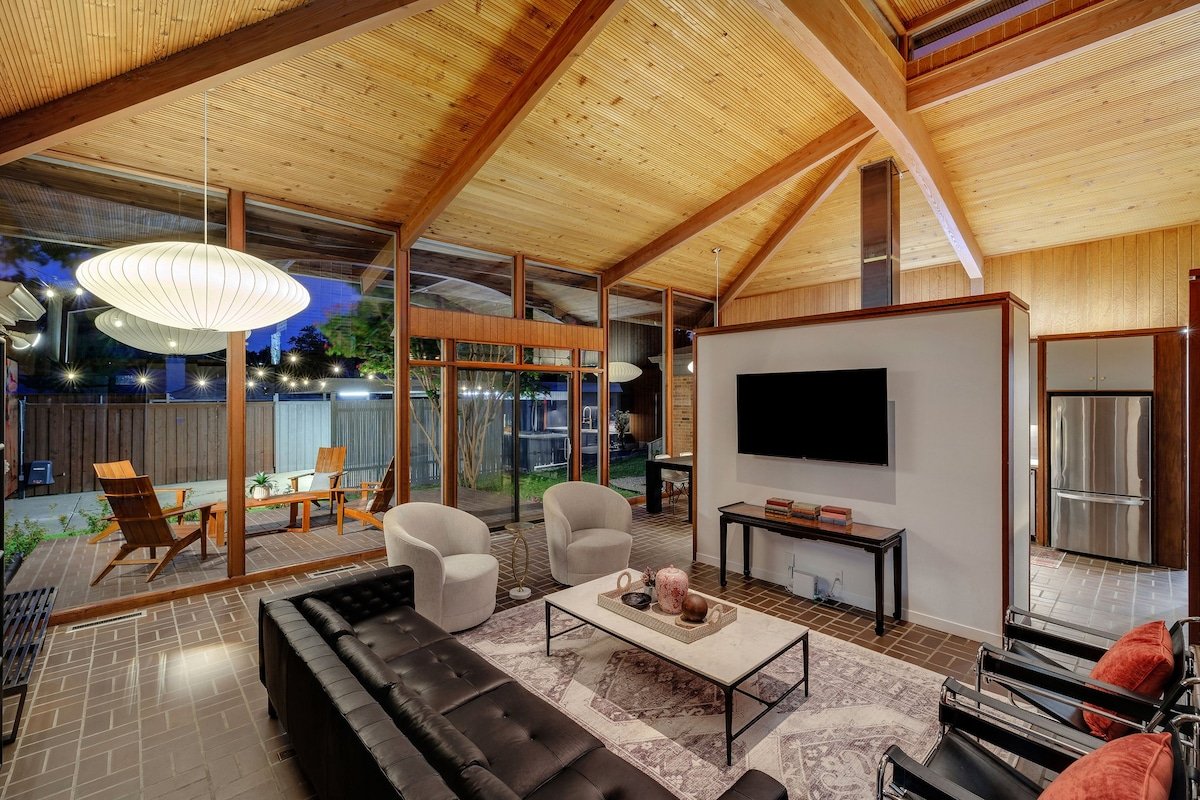 Mid-Century Oasis gallery image 2