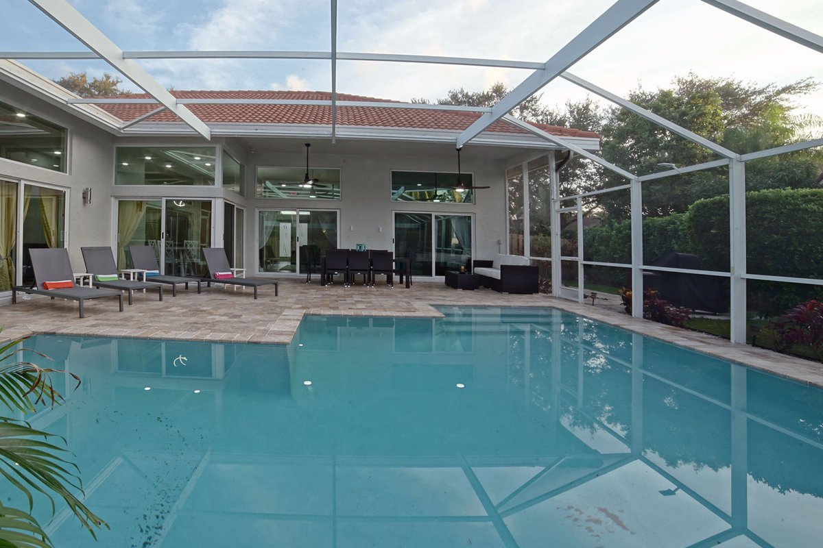 Modern House Heated Pool Gourmet Kitchen Pets