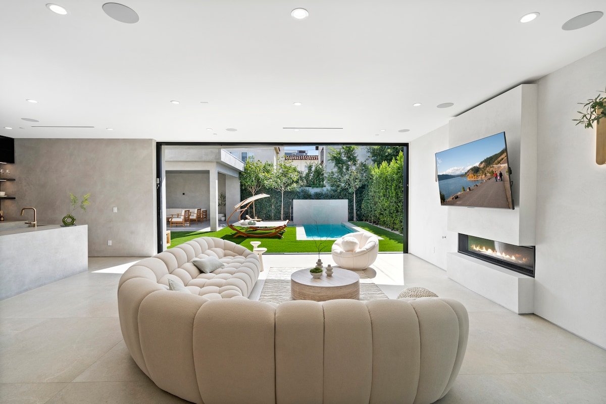 Modern Jewel • 5BR Oasis w/ Pool & Hot Tub gallery image 5