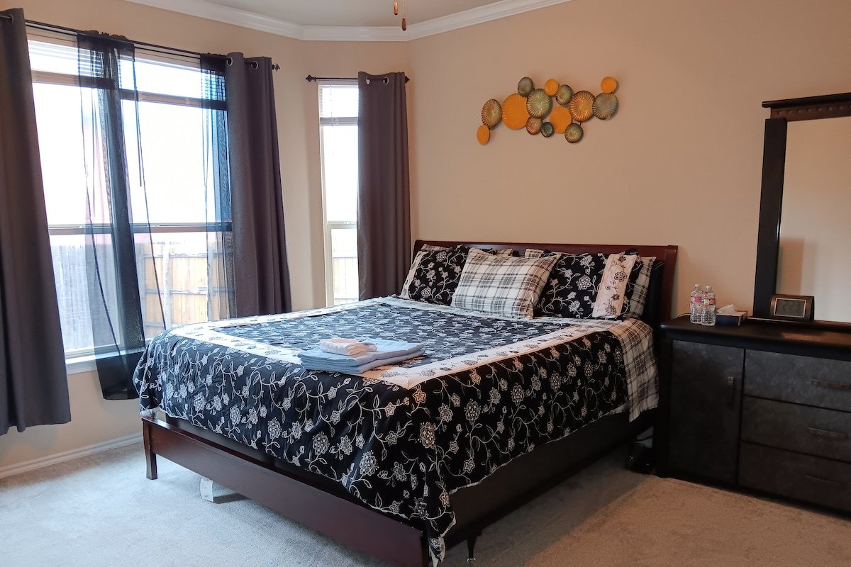 Luxury Southwest Dallas Home gallery image 5