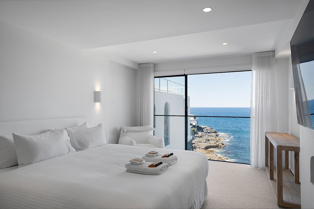 Stunning 4BR Waterfront House w/pool in Sth Coogee gallery image 3