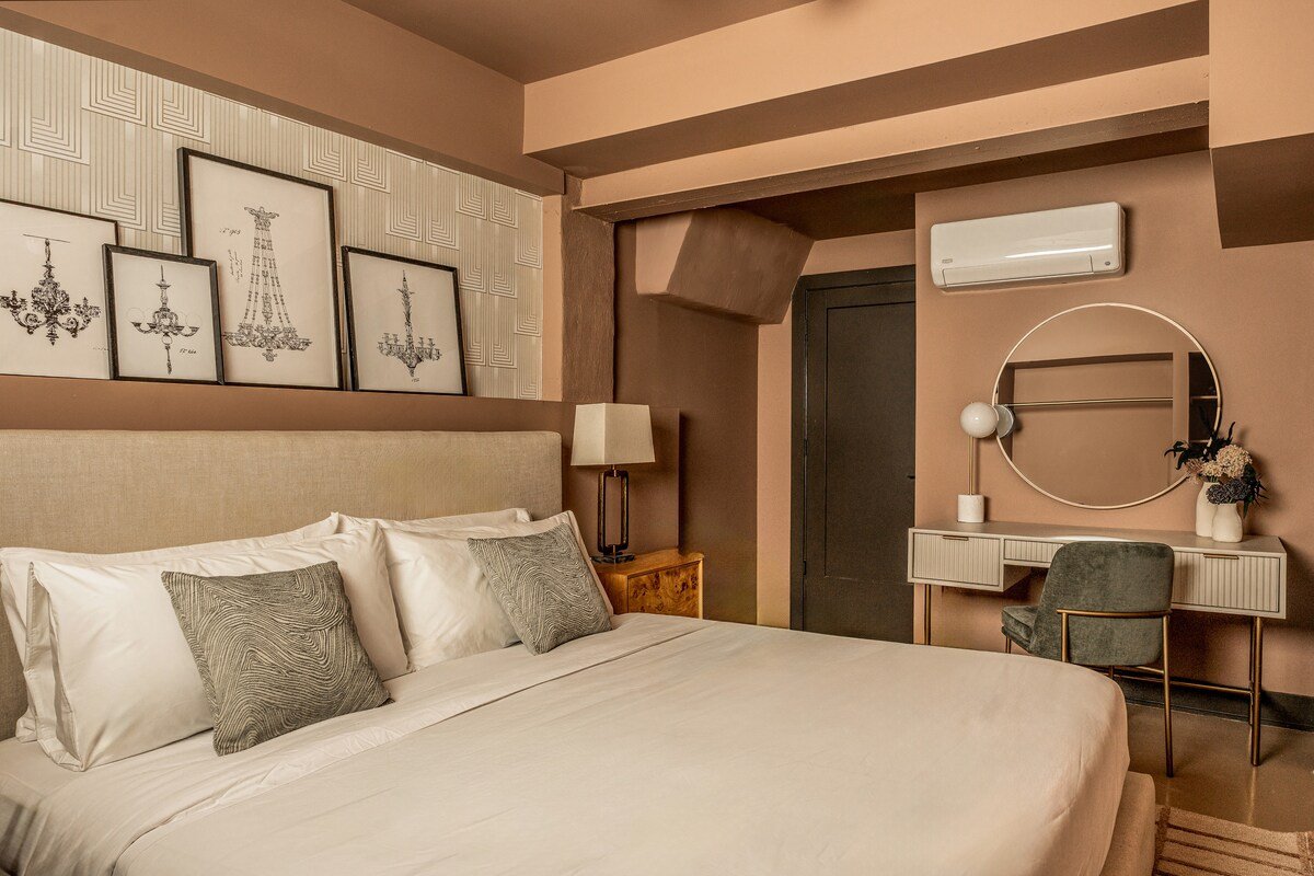 The Artisan’s Duplex – 8Bd/5.5Bth w/2 Car Parking! gallery image 2