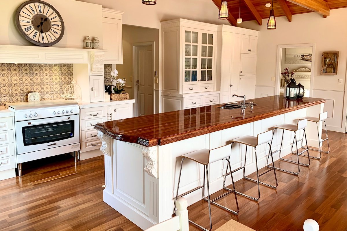 Luxury Lake-House Retreat: Squizzy* 2 min to beach gallery image 4