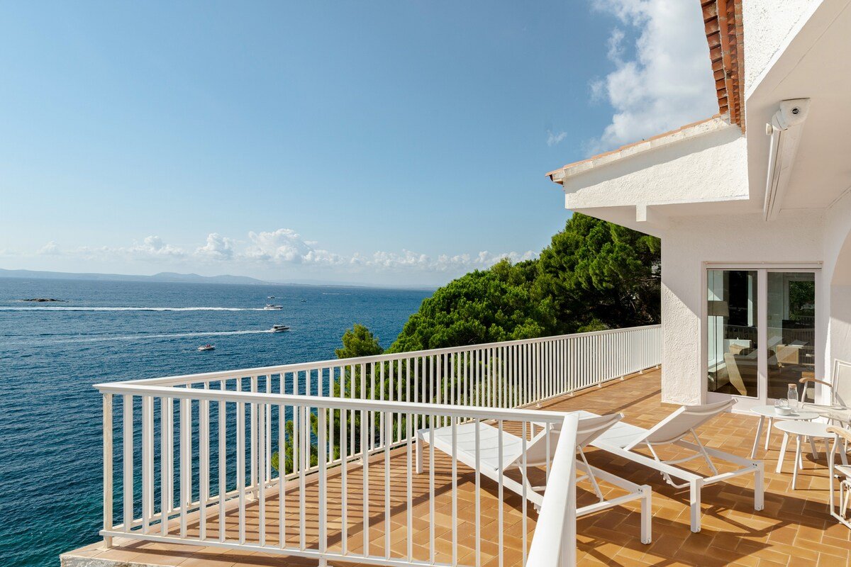 Villa primera línea de mar con piscina climatizada gallery image 5