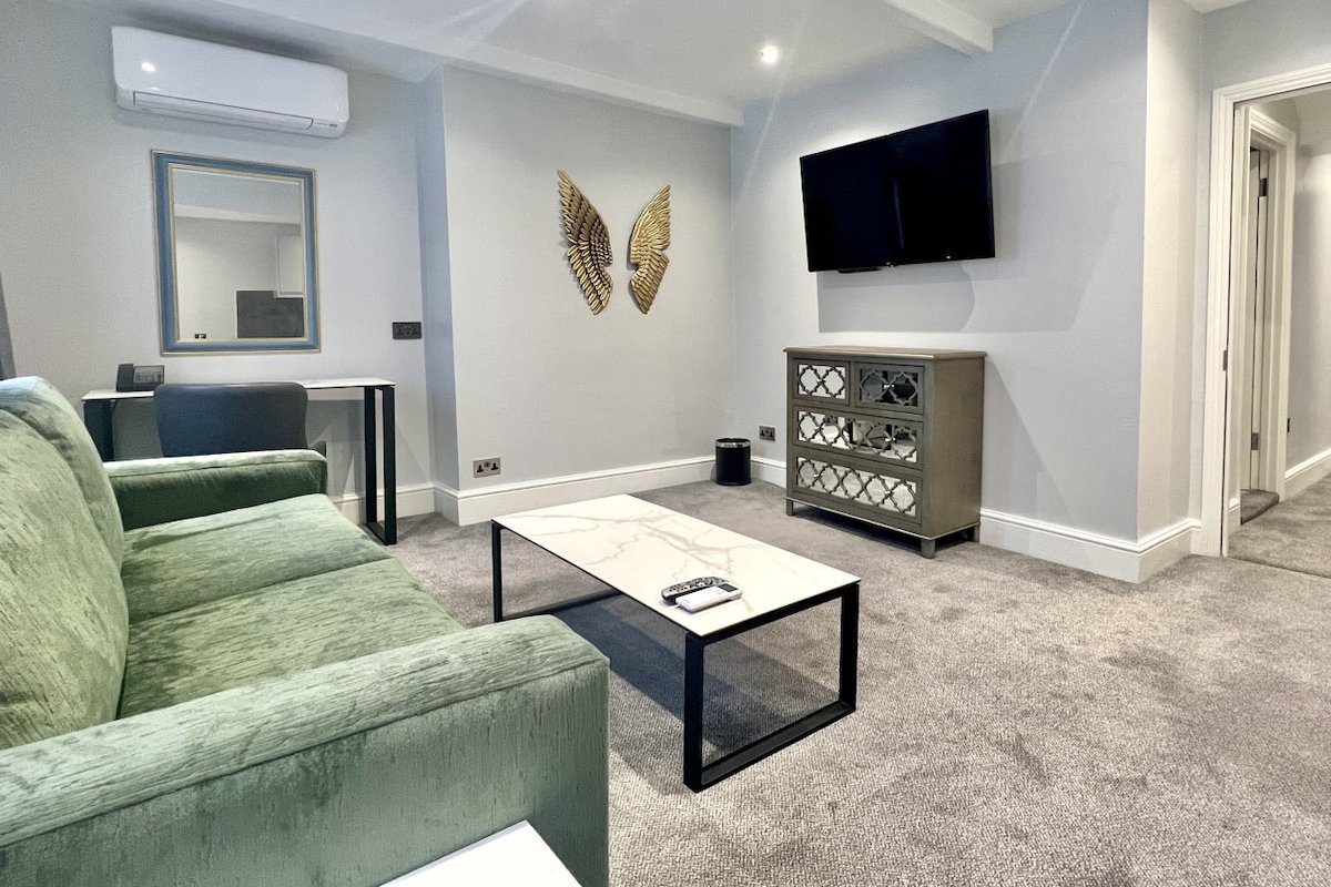 2 Bed/2 Bath Modern Flat, Sky TV, Air Con gallery image 5