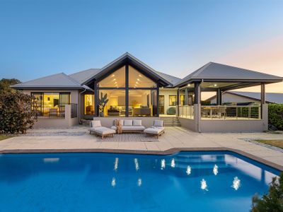 Tides Edge—Stunning Pool House by the Beach