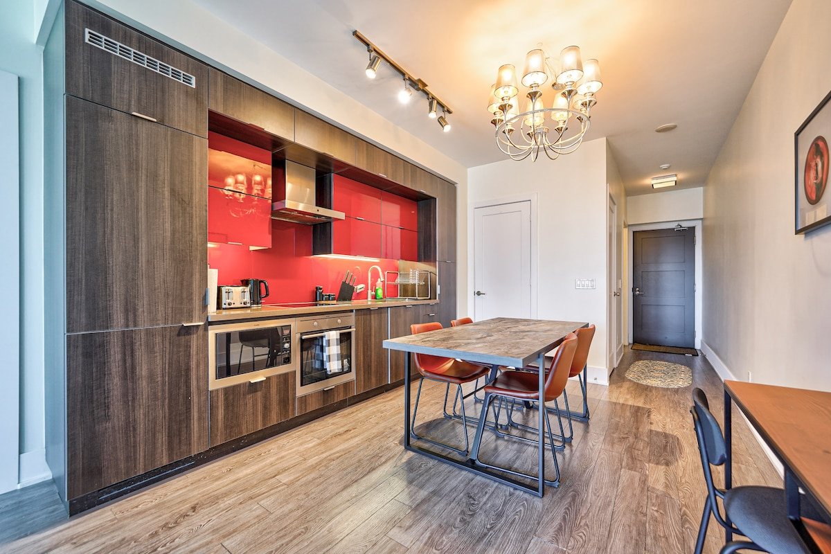 Centre of it All 2BDRM/2BATH CN Tower View/Parking gallery image 3