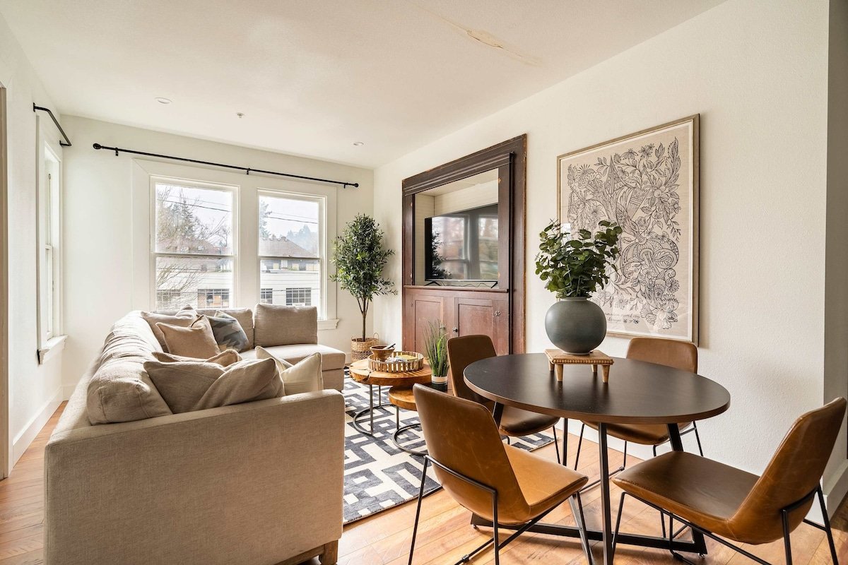 Historic 6BR – Walk to NW Shops – Sleeps 12 gallery image 3