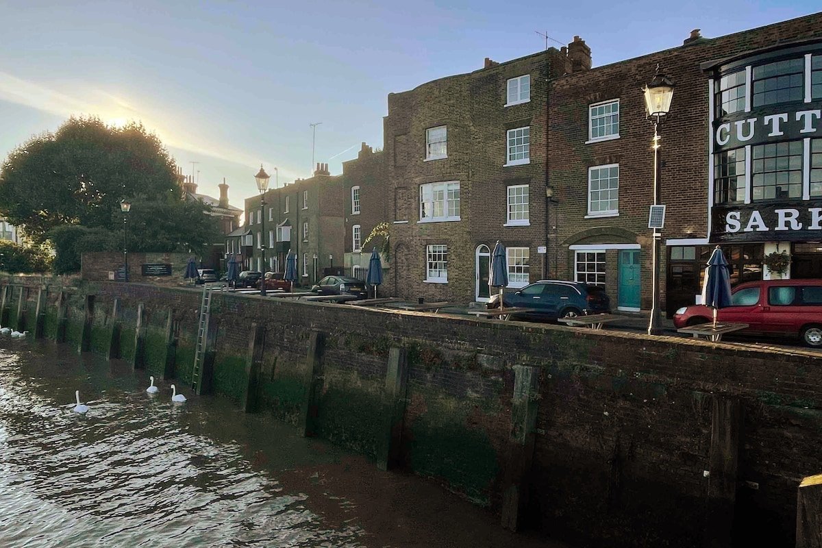 Great Riverside Townhouse, London gallery image 2