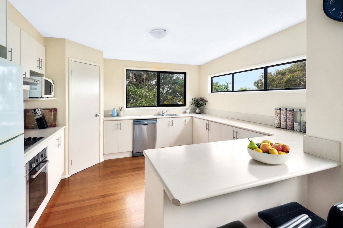 La Casa del Mar beach house with Lorne bay views gallery image 5