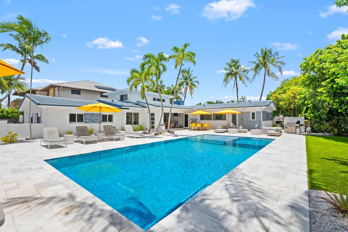 Spectacular waterfront home large pool/hot tub. gallery image 2